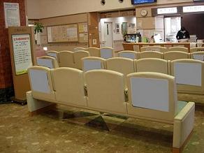 病院待合室の長椅子